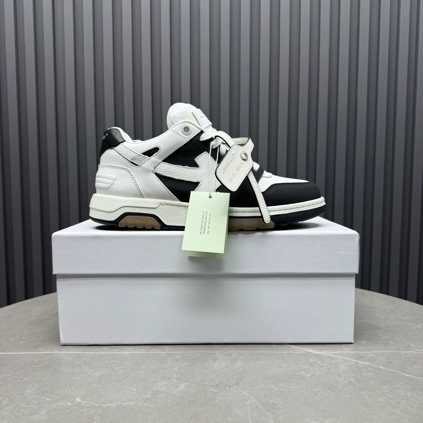 【off- white】P: 620💰Couple model👫, Size: 35-44 (Customized for men 38.45.46) High-quality version👊 "Out of office" series original molding, original lasting, production process 1:1 Original ➰OFF GRAY WHITE OW ➰ First-layer cowhide Imported skin-friendly and environmentally friendly polyester mesh Original molding high elastic and environmentally friendly molding pad Made with the original lasting process. The original molded rubber outsole (never yellows and deforms) has a super correct shape, bright color and strong three-dimensional effect👍. Packaging💯Full set of packaging synchronized with the official website (branded paper, certificate of quality, branded cloth bag)